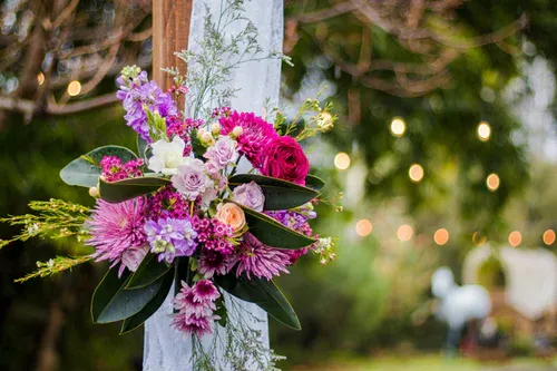 Boeket met diverse bloemen in roze en paarse tintent=