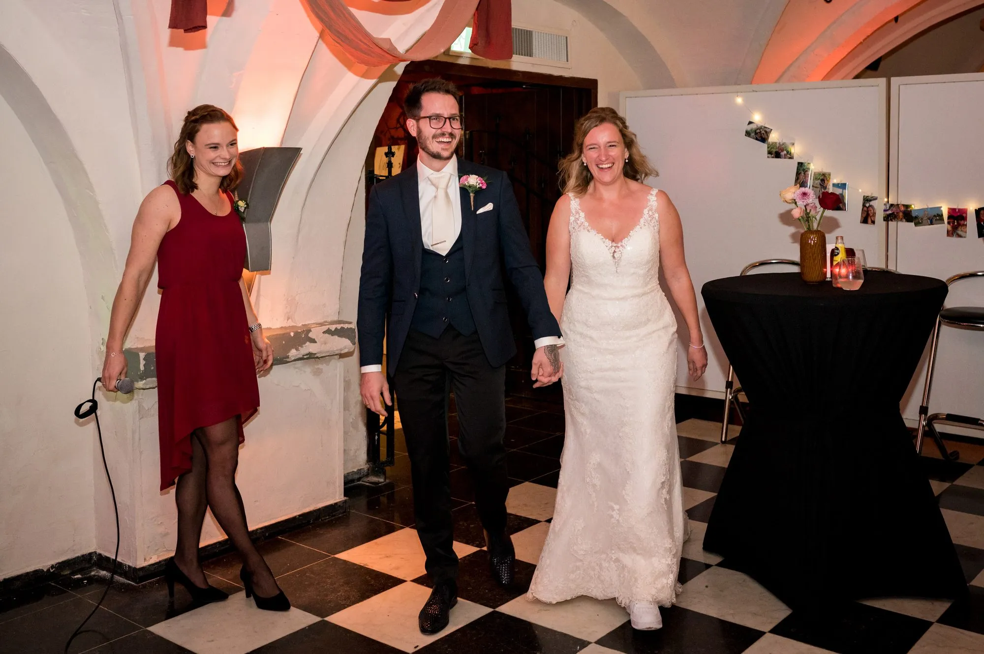 Kirsten introduceert als ceremoniemeester het bruidspaar op de feestavond