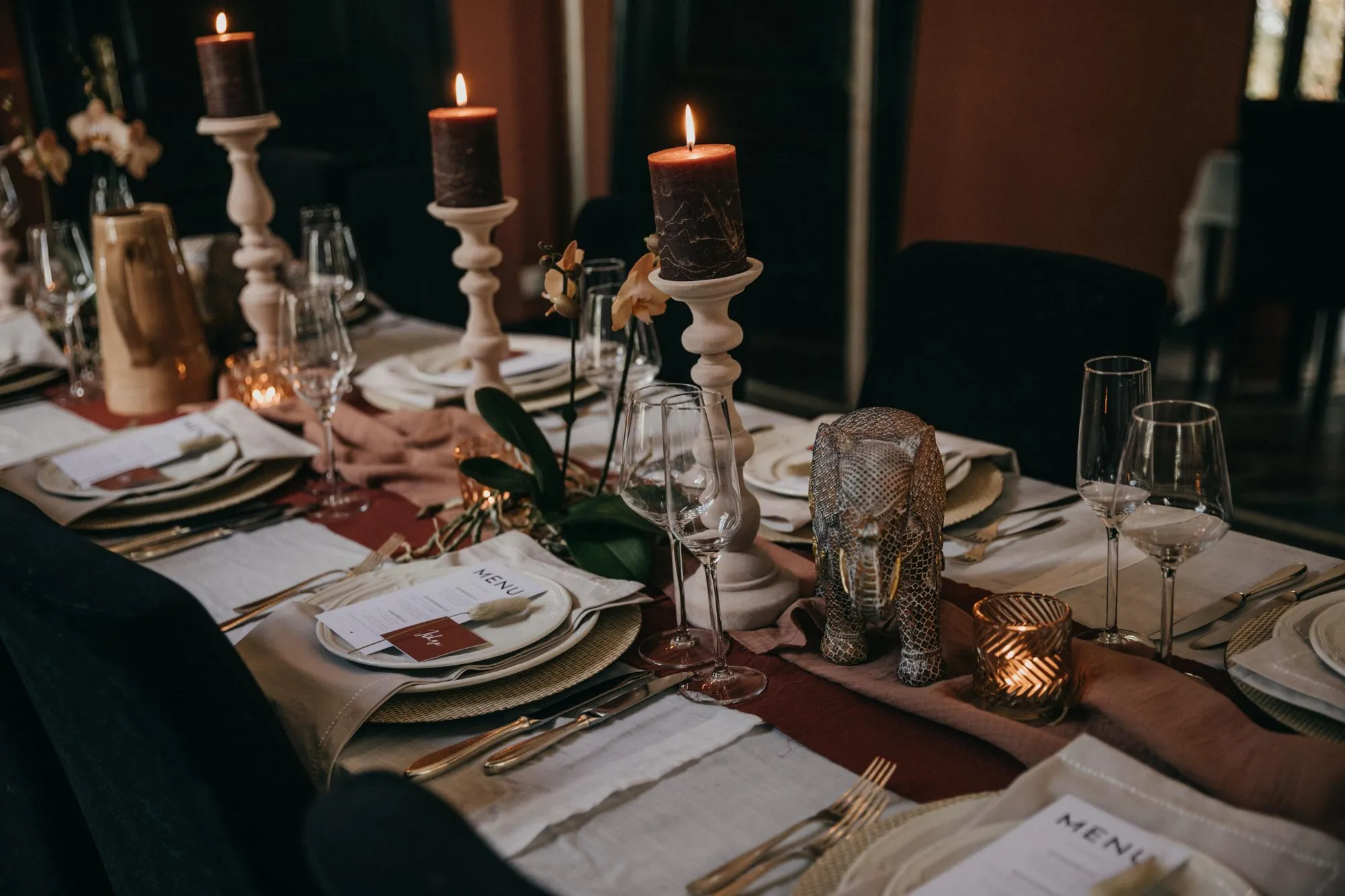 Gedekte tafel met kaarsen en bloemen