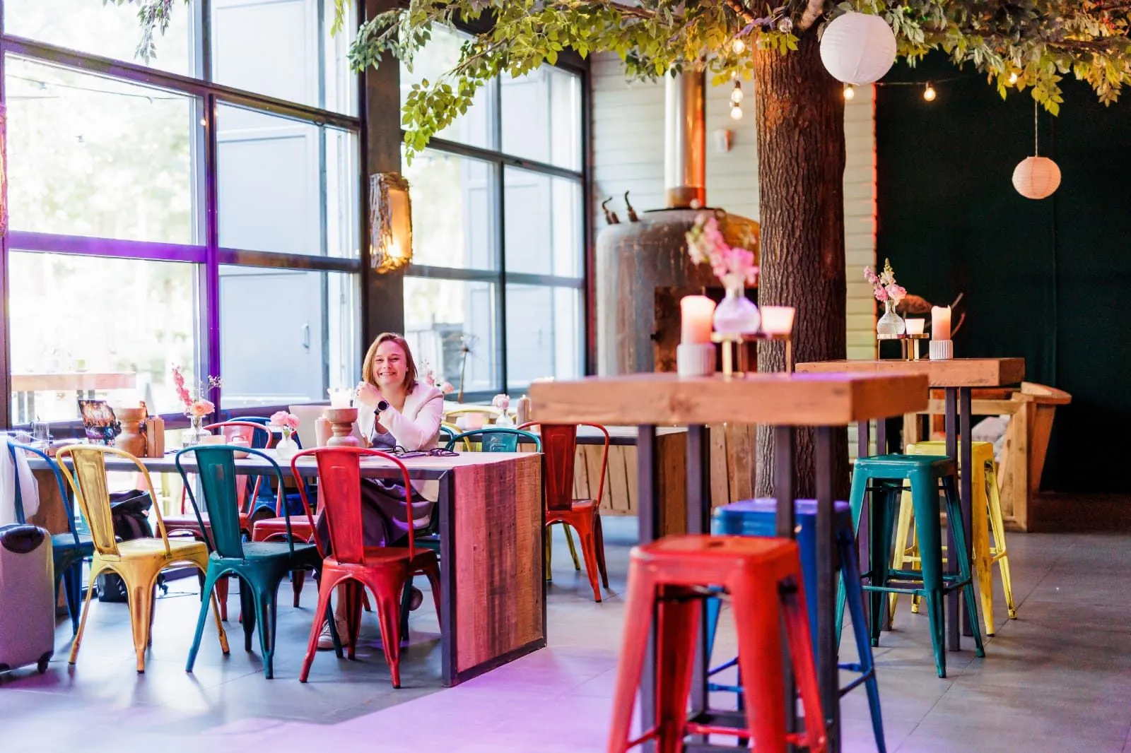 Kirsten aan tafel in een kleurrijk restaurant