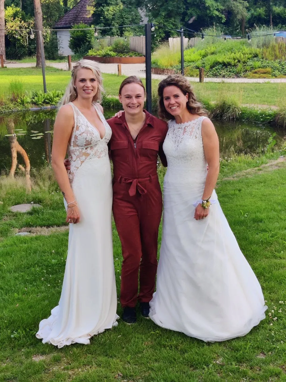 Kirsten met Sandra en Linda op hun trouwdag