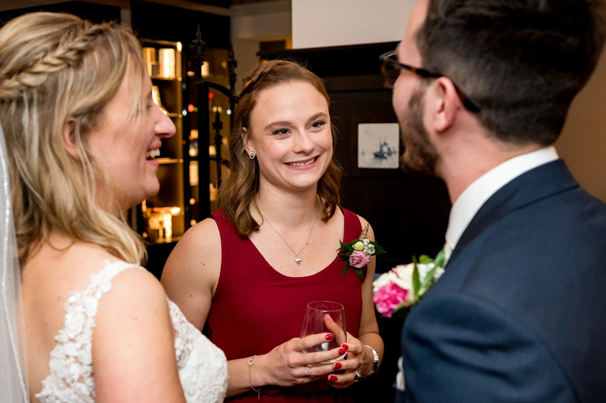 Kirsten praat lachend met de bruid op de receptie