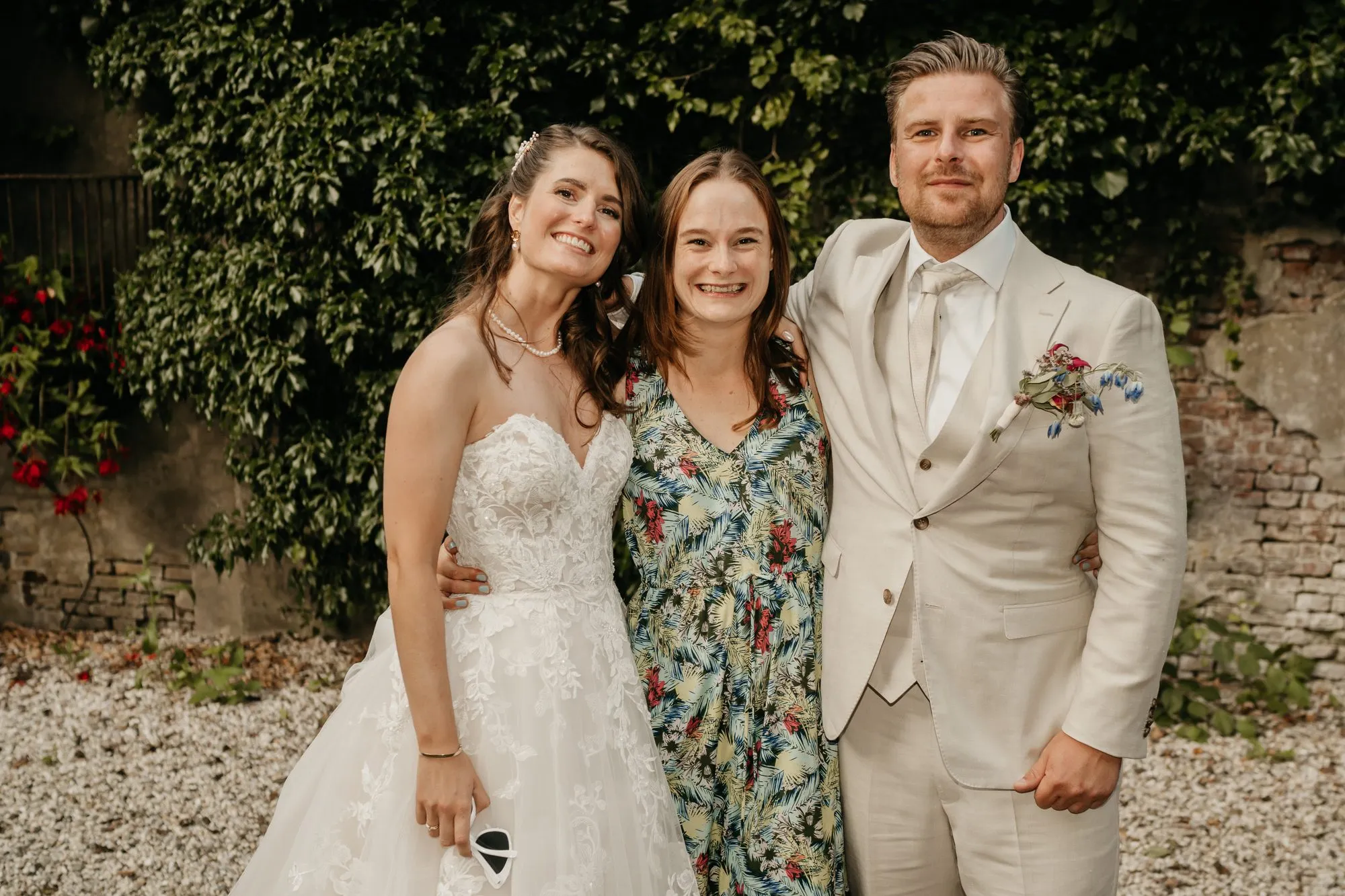 Kirsten tussen bruid en bruidegom op hun trouwdag