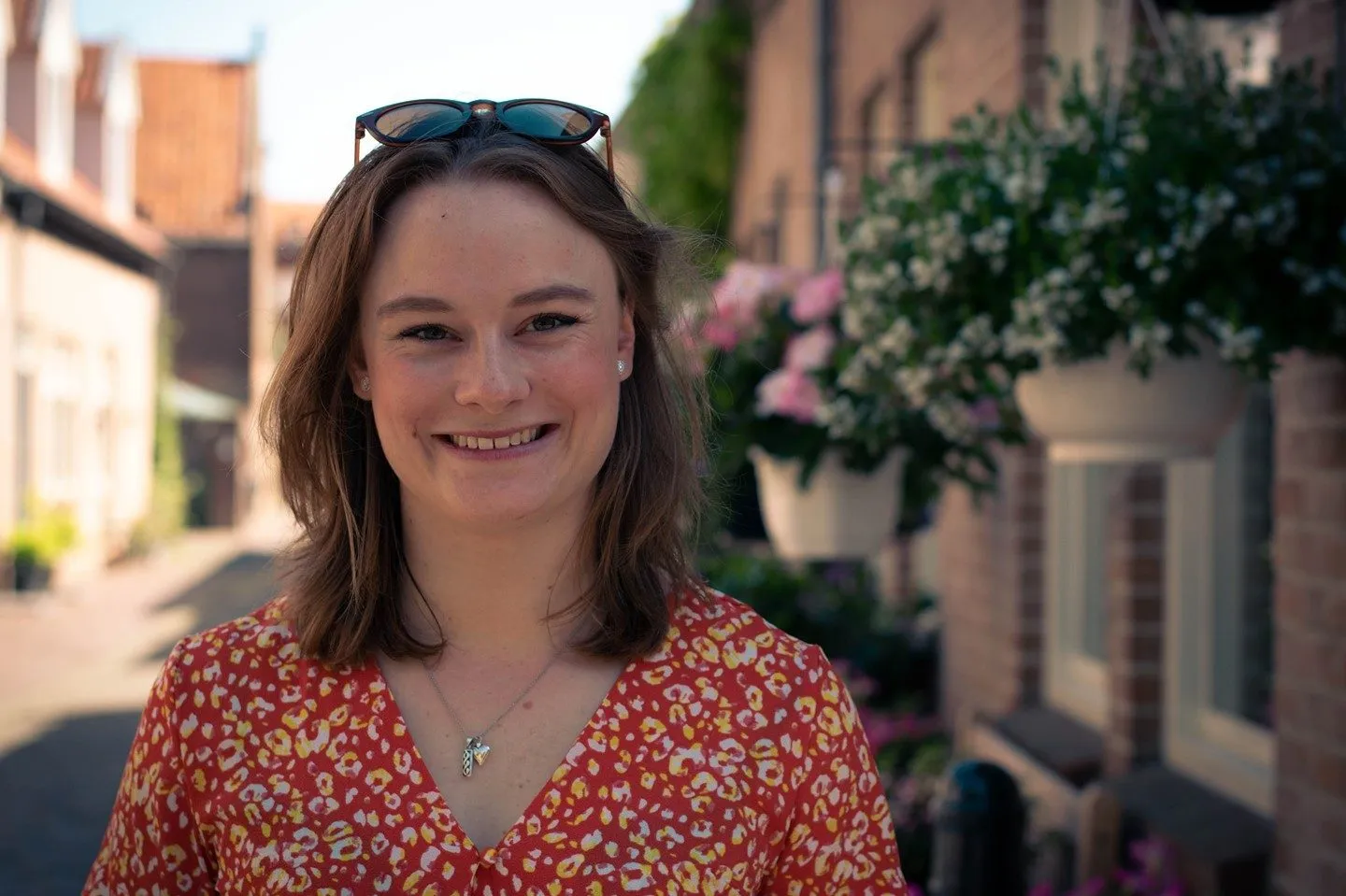 Portret van Kirsten in een straatje