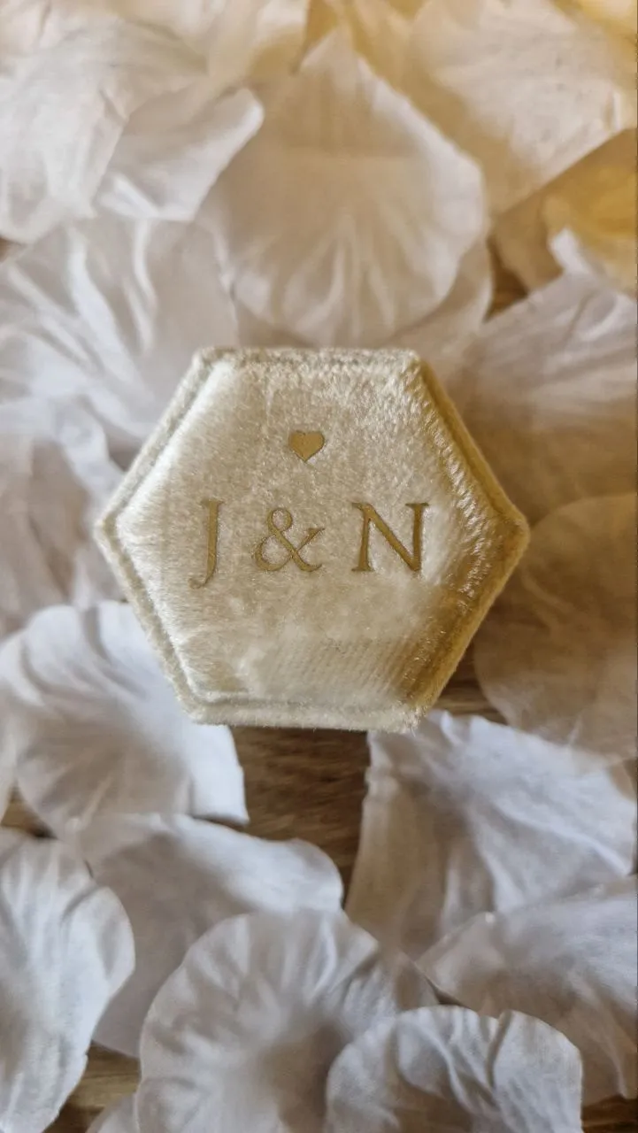 Crème velvet ringdoosje met de initialen J & N tussen witte rozenblaadjes