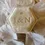 Crème velvet ringdoosje met de initialen J & N tussen witte rozenblaadjes